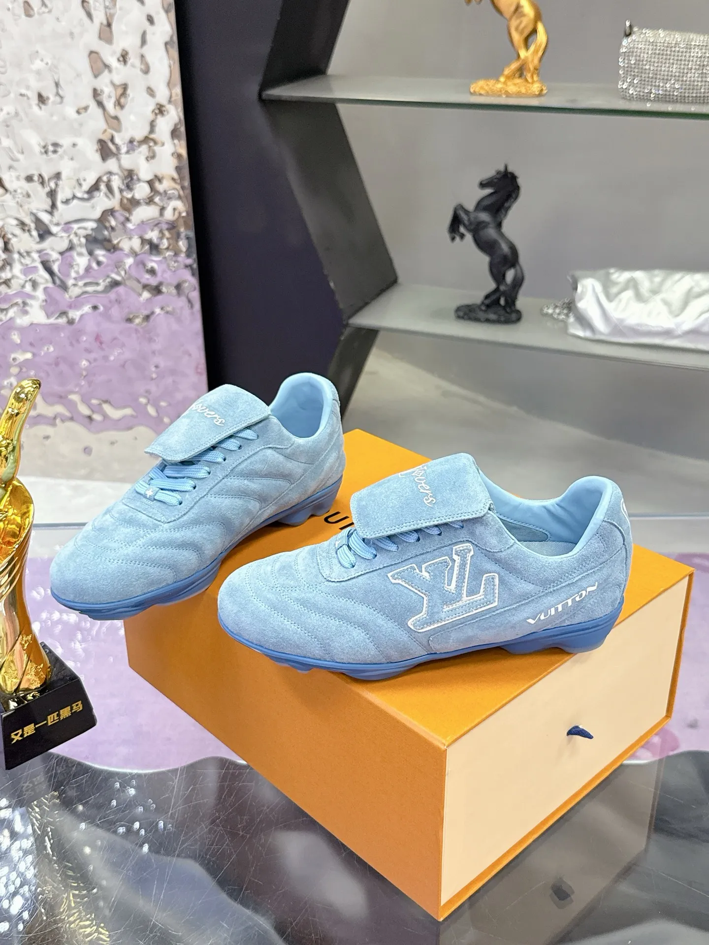 Factory price: 700💰 2025 new LV sneakers for couples, 🔥🔥🔥You will look fashionable when you wear them ❤️ LV football shoe series 💗 This Footprint Soccer sneaker was unveiled in the 2025 spring and summer series fashion show. It is the first sneaker designed by Pharrell Williams inspired by football shoes. The shoes are inspired by football, a sport that spans generations and cultures💎, echoing the theme of unity and universal participation in the 2025 spring and summer series fashion show. The shoe is known for its sleek design, with the dynamic IV Initials logo embellished on the side, the Lvers United emblem inspired by the football team on the tongue, and the sole patterned rubber sole decorated with multiple Louis Vuitton logos. Stylish and casual wear, a trend-setter in the fashion industry. Made of imported cowhide with full craftsmanship💓 Number of sizes (women’s 35-41, women’s 41 customized) (men’s 39-46, 45-46 customized)